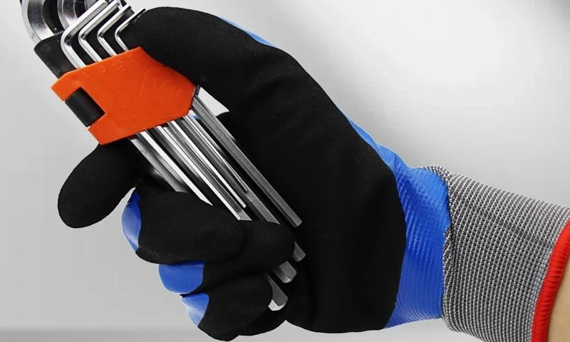 ¿Qué más pueden hacer los guantes a prueba de cortes, además de recoger cuchillas blancas con las manos vacías?